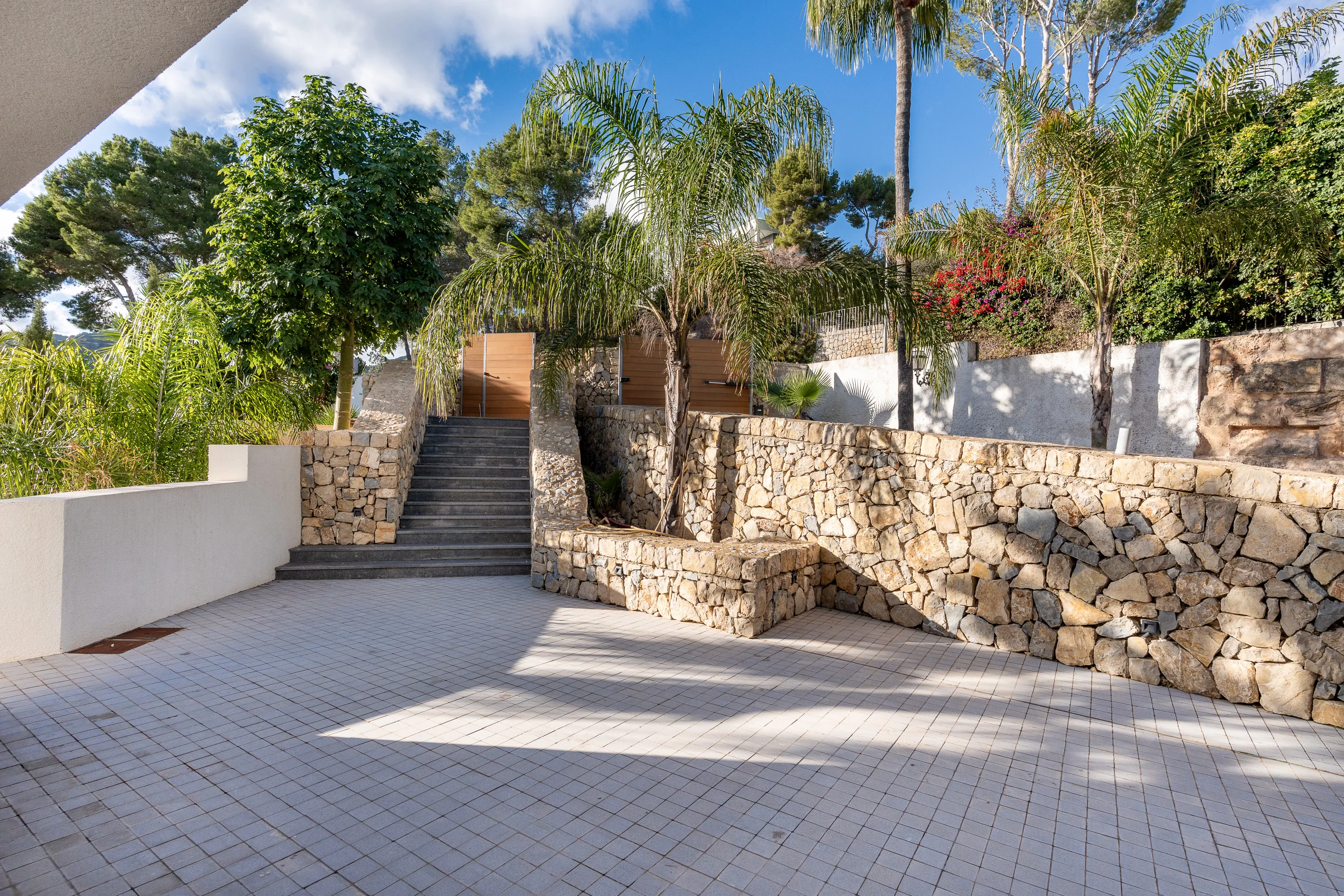 Classic Villa with Magnificent Sea Views in Son Vida-18