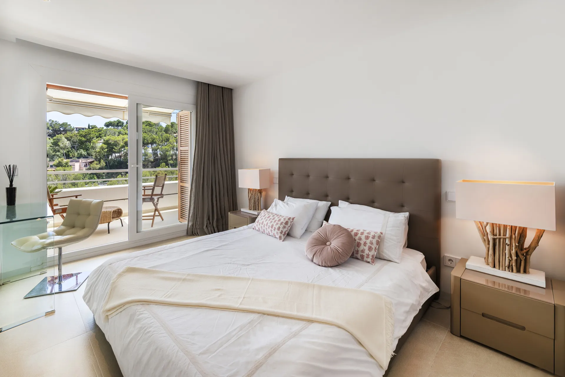 Pięknie odnowione mieszkanie z widokiem na morze w doskonałej lokalizacji-14