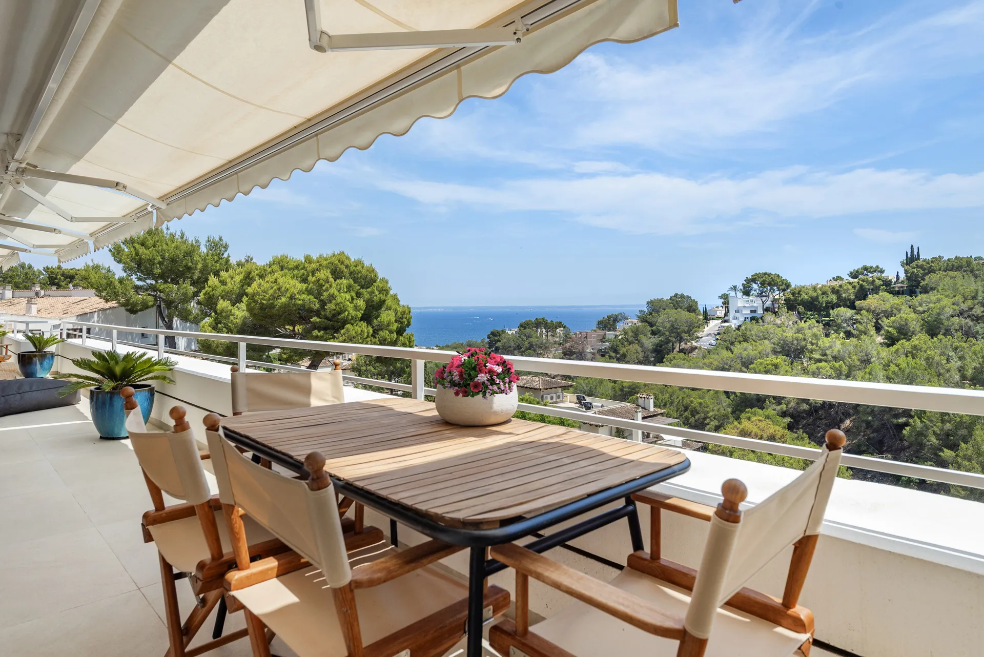 Pięknie odnowione mieszkanie z widokiem na morze w doskonałej lokalizacji-1