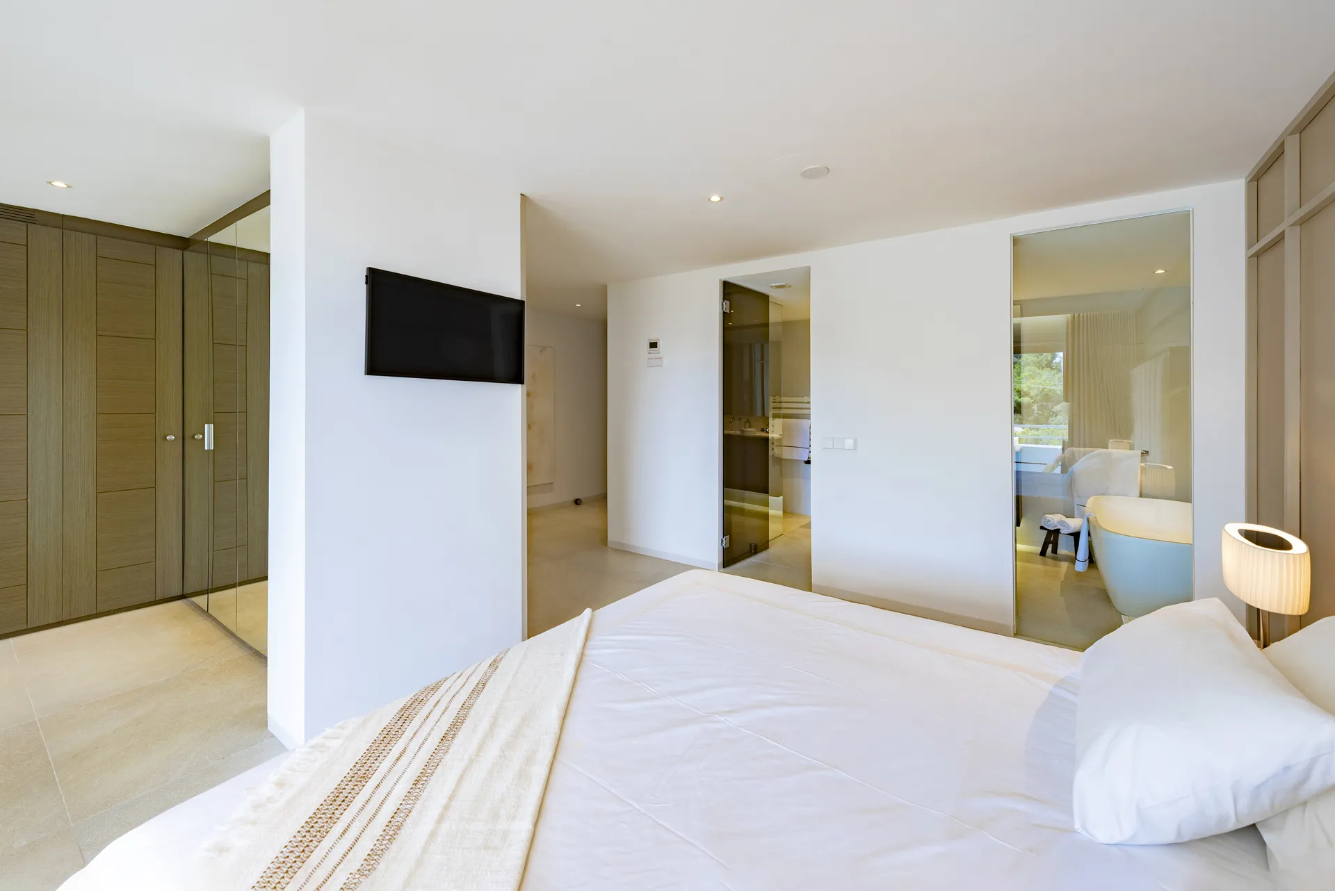 Pięknie odnowione mieszkanie z widokiem na morze w doskonałej lokalizacji-16