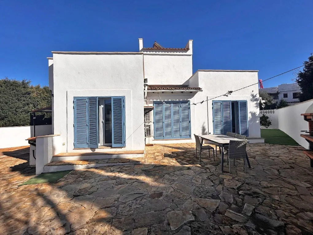 Smuk villa i ibizansk stil tæt på havet-15