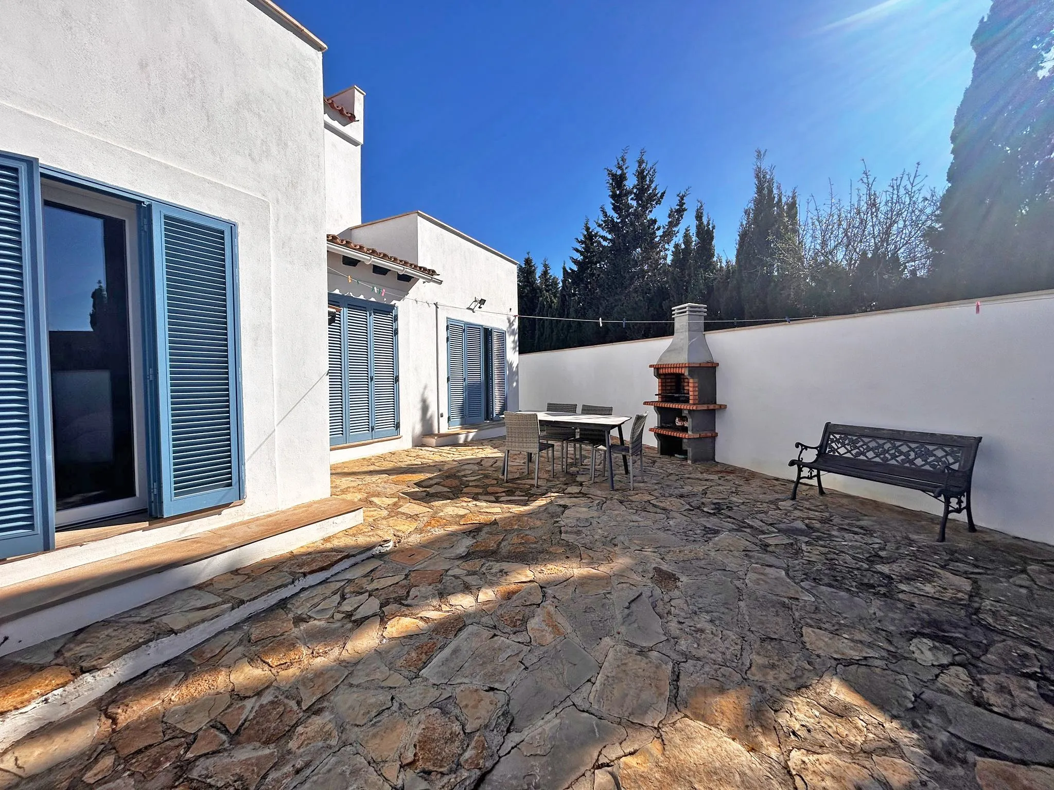 Smuk villa i ibizansk stil tæt på havet-8