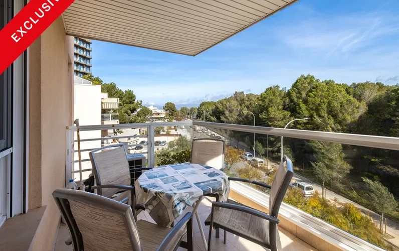 Lys lejlighed med pool, terrasse og bjergudsigt