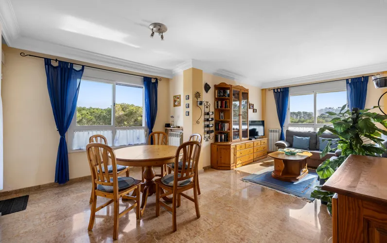 Appartement baigné de lumière avec piscine, terrasse et vue sur la montagne