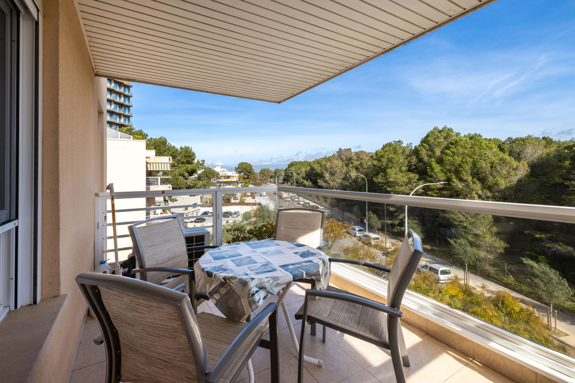 Lys lejlighed med pool, terrasse og bjergudsigt