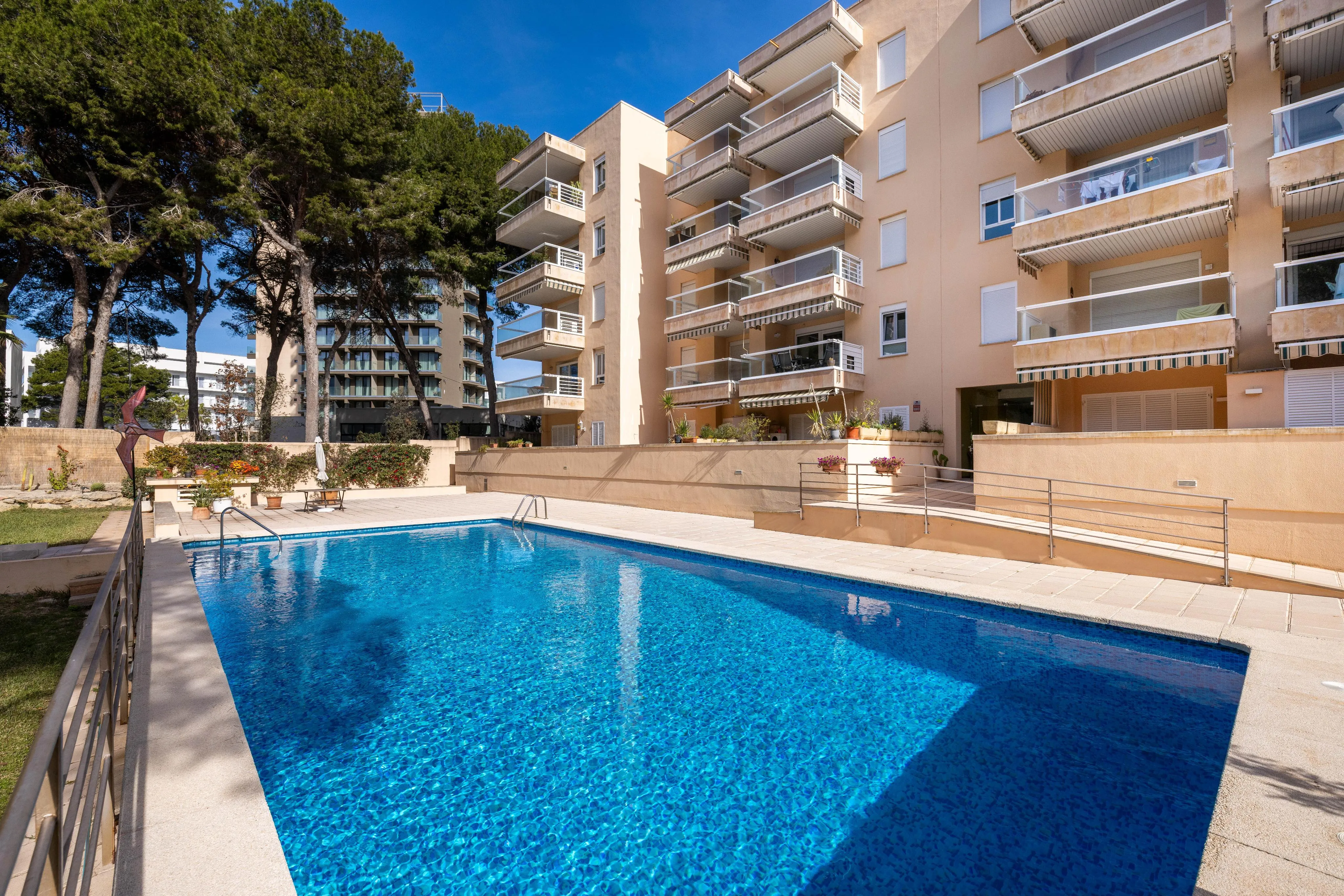 Lys lejlighed med pool, terrasse og bjergudsigt-13