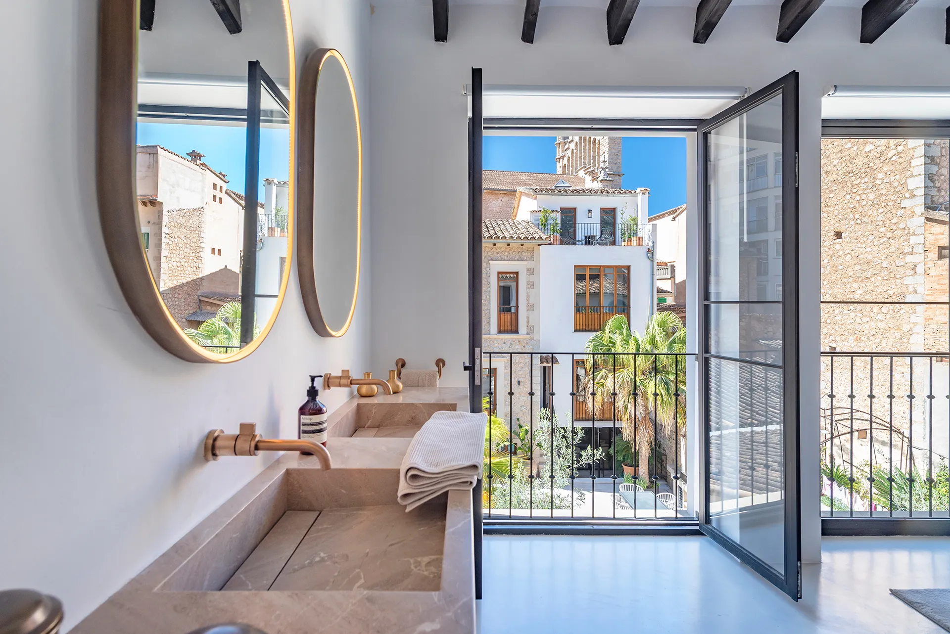 Elegant i sofisticada casa adossada en el cor de l'històric Sóller-36