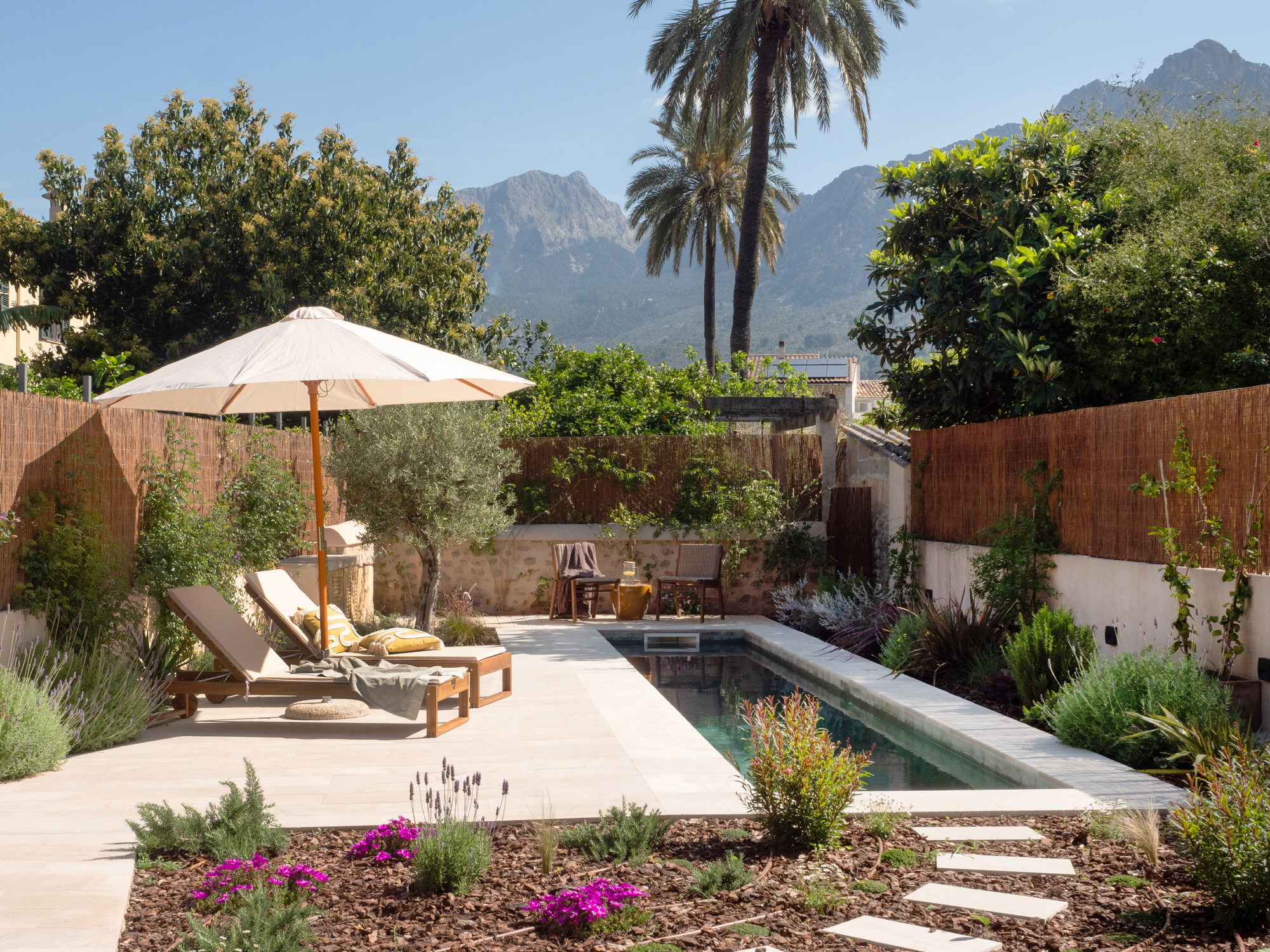 Maison de ville avec belle vue sur la montagne, jardin et piscine