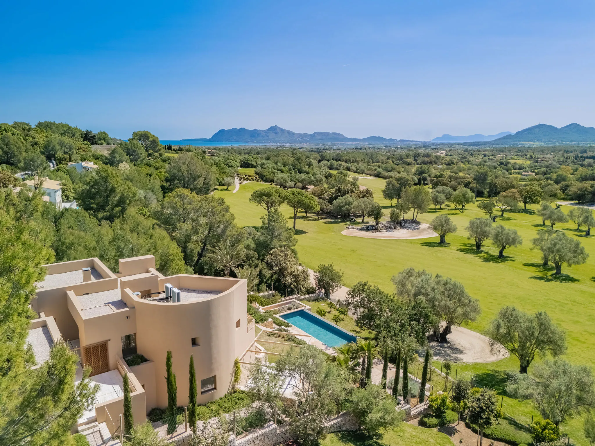 Fantastisk nybygget villa med prestigefyldt golfudsigt i Pollensa, til salg på Mallorca-1