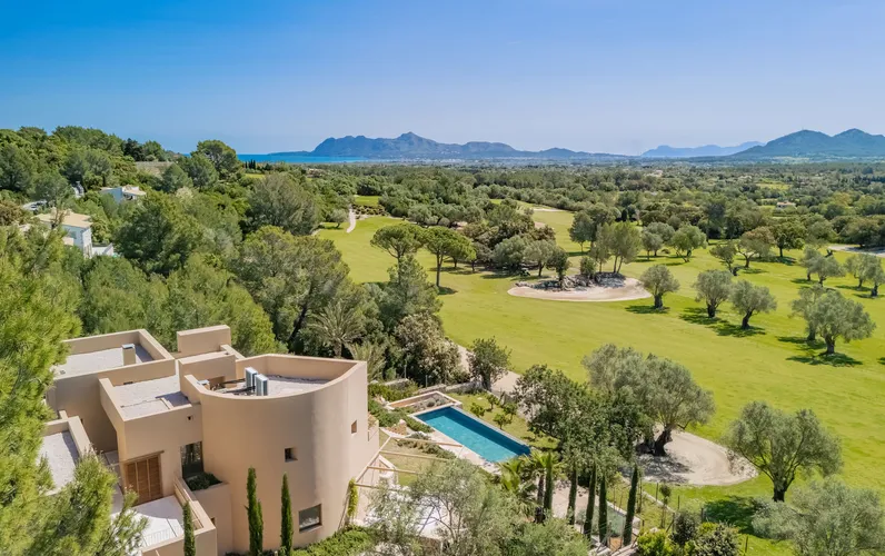 Impresionante villa de nueva construcción con vistas al prestigioso campo de golf en Pollensa