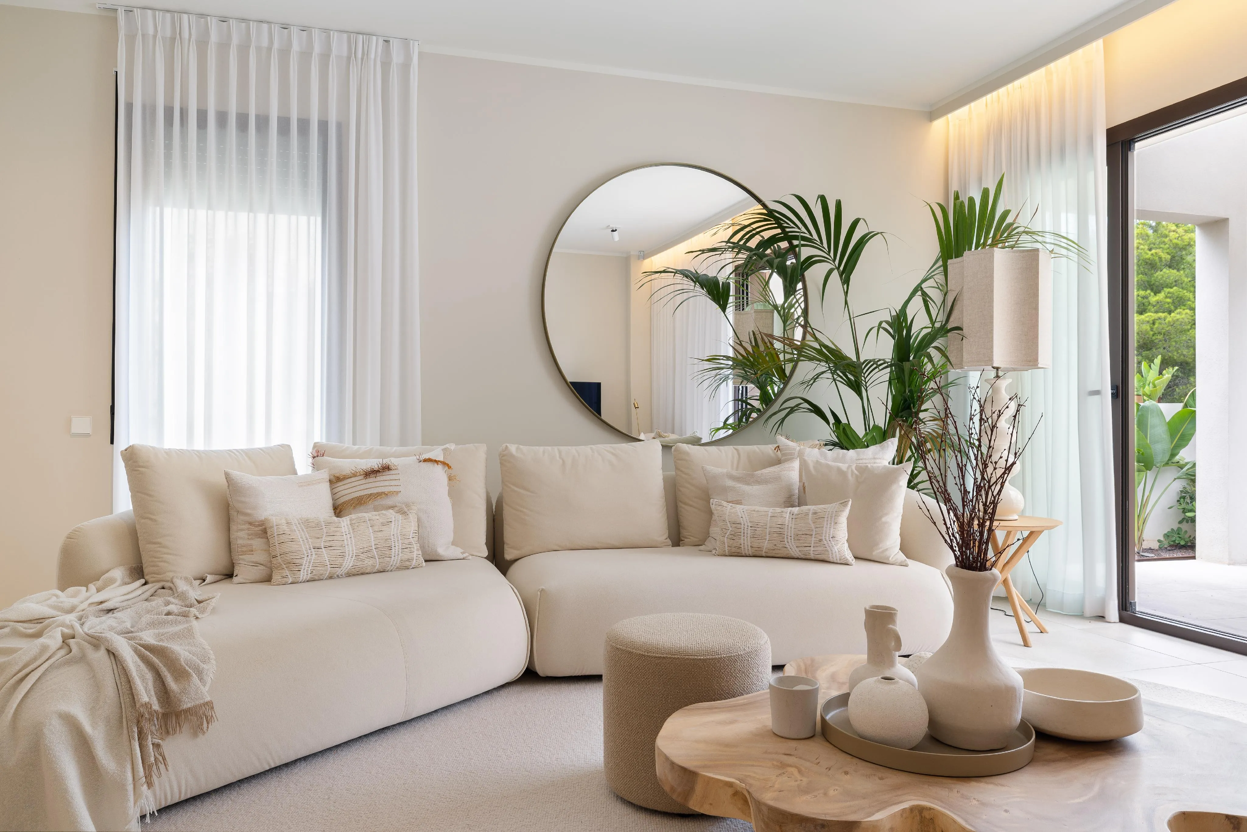 Stunning Modern Semi-Detached Home with Private Pool-5