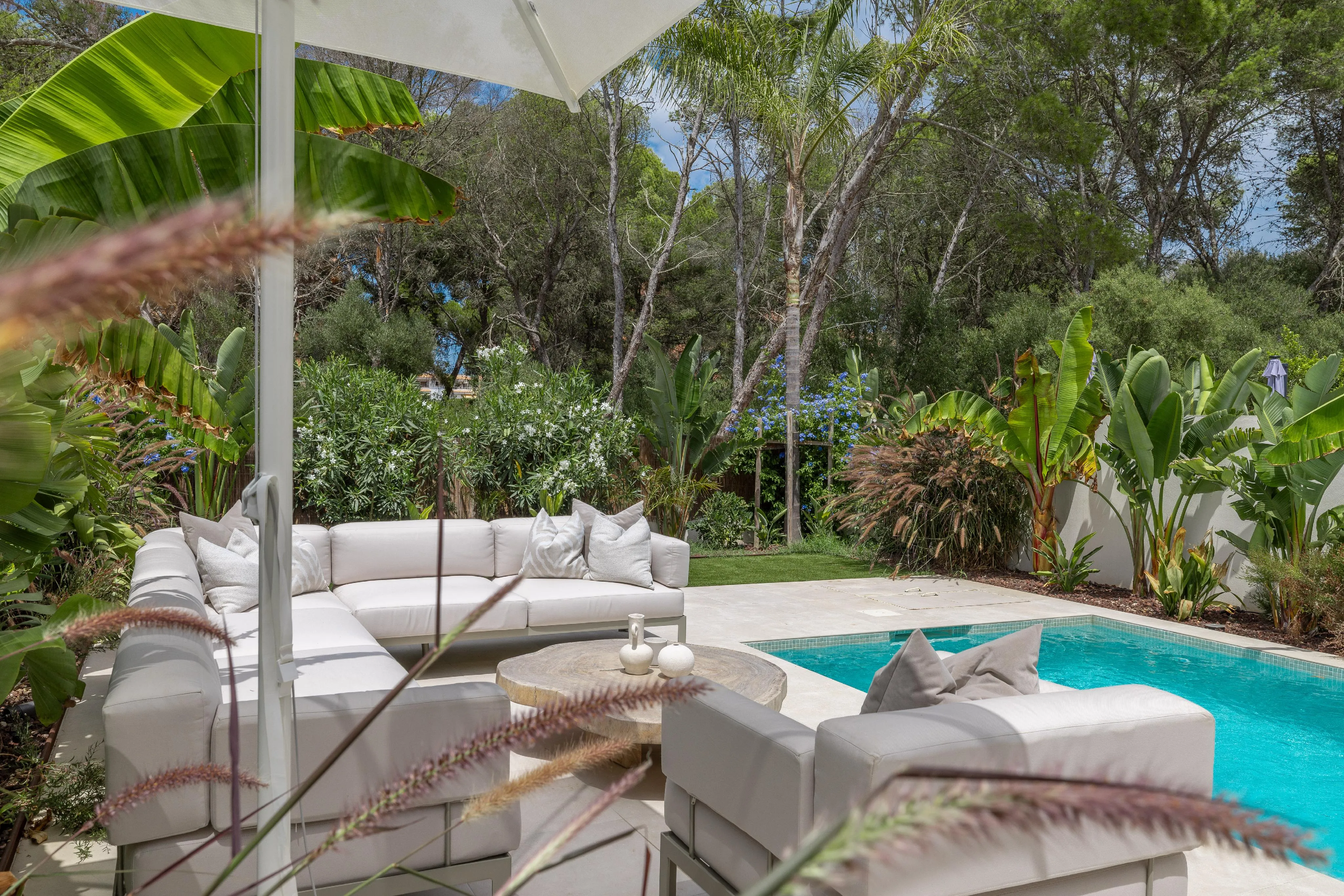 Stunning Modern Semi-Detached Home with Private Pool-16