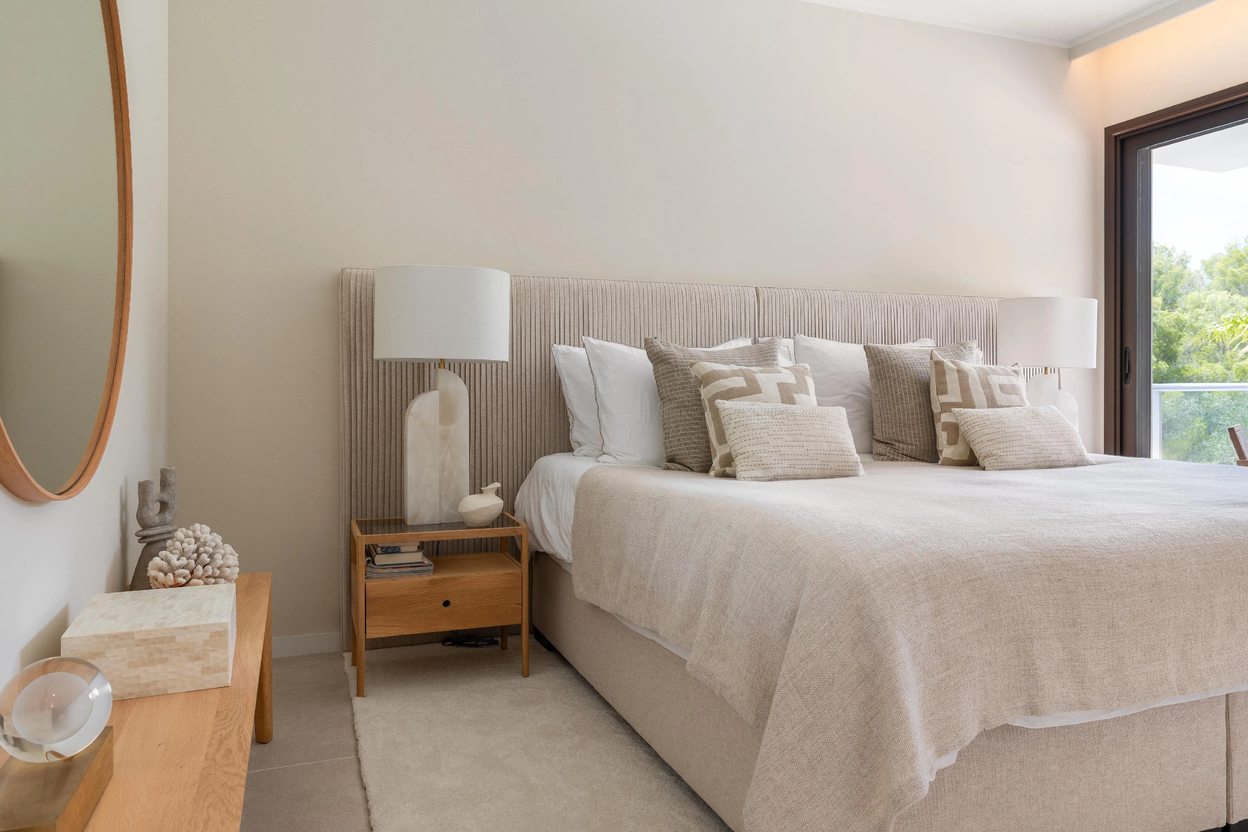 Stunning Modern Semi-Detached Home with Private Pool-8