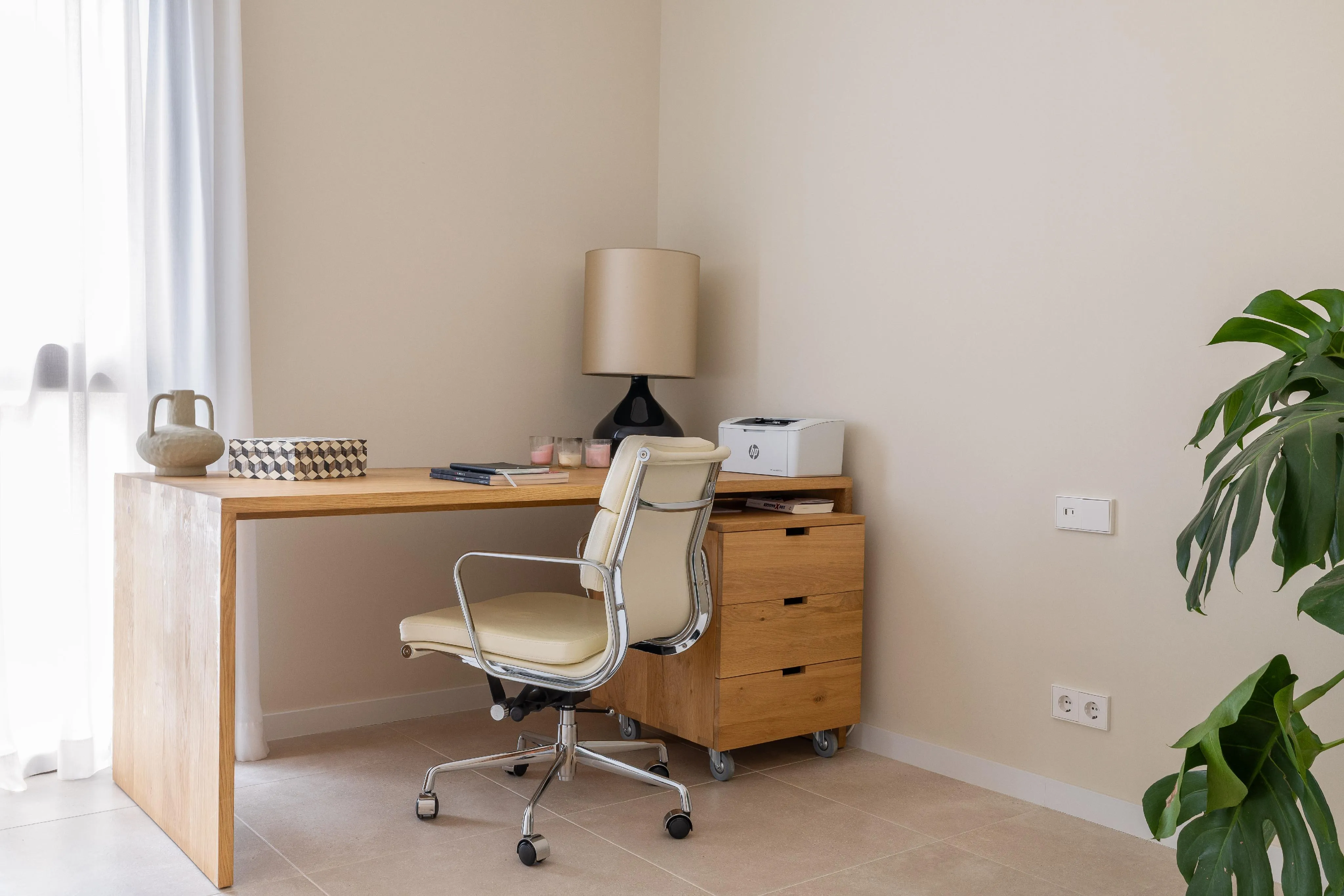 Stunning Modern Semi-Detached Home with Private Pool-14