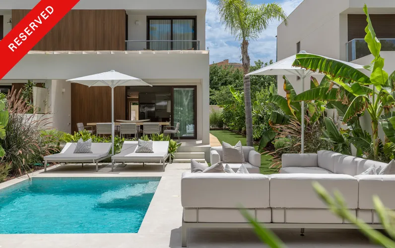 Imponujący nowoczesny dom w zabudowie bliźniaczej z prywatnym basenem