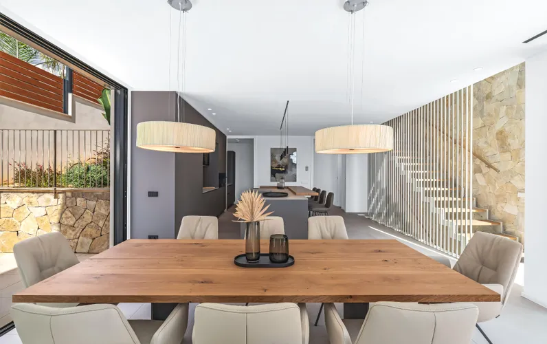 Nybygget familievilla nær byen, stranden og internationale skoler