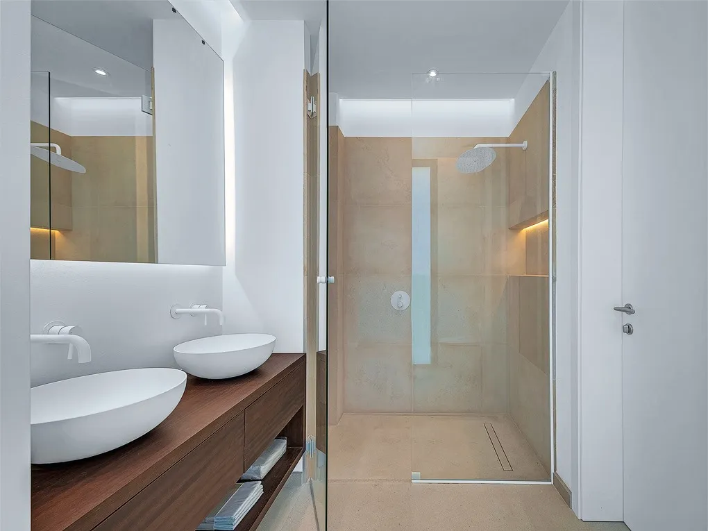 Nybygget familievilla nær byen, stranden og internationale skoler-13