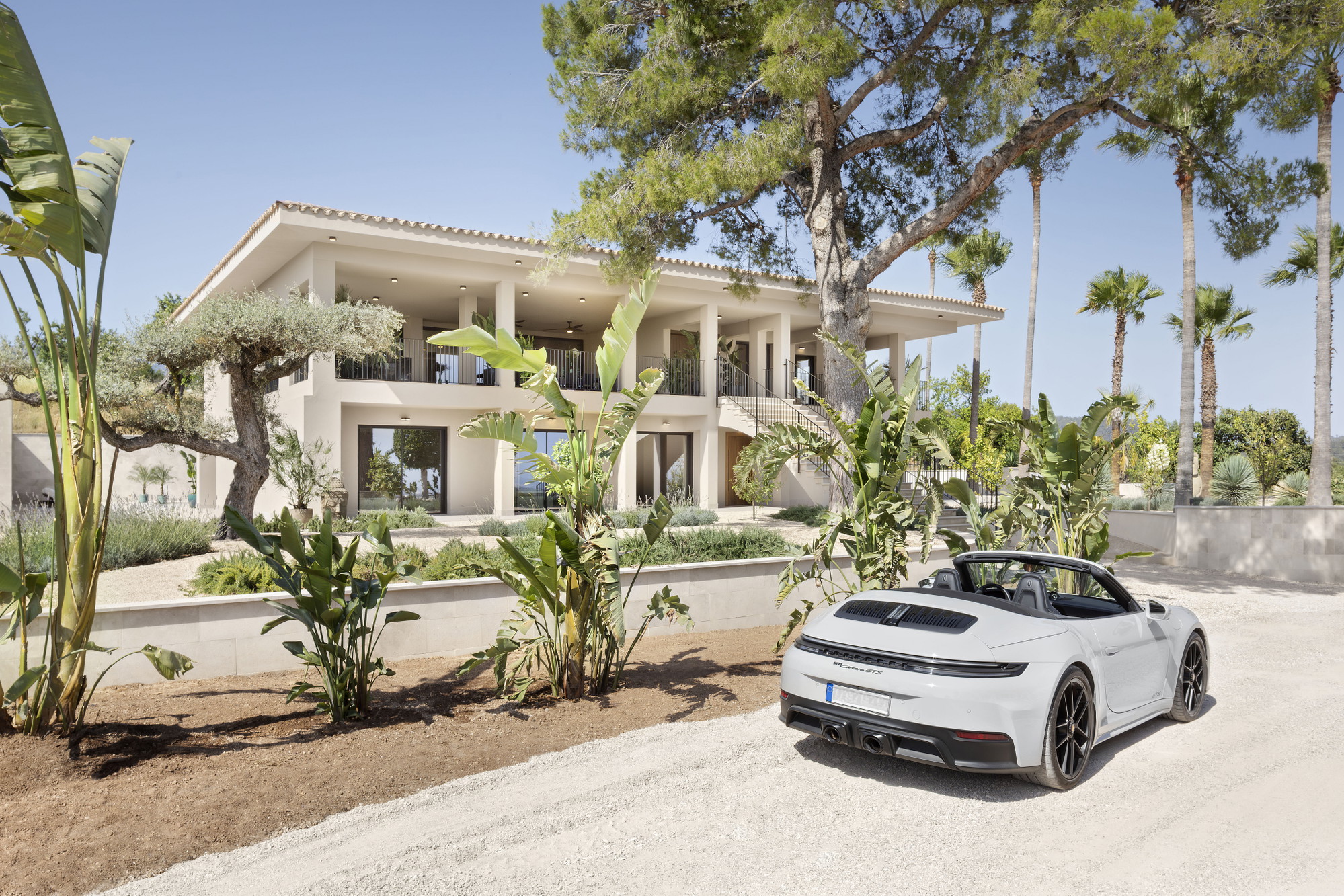 Pura Dimensión: An architectural masterpiece between cosmopolitan sophistication and mediterranean serenity