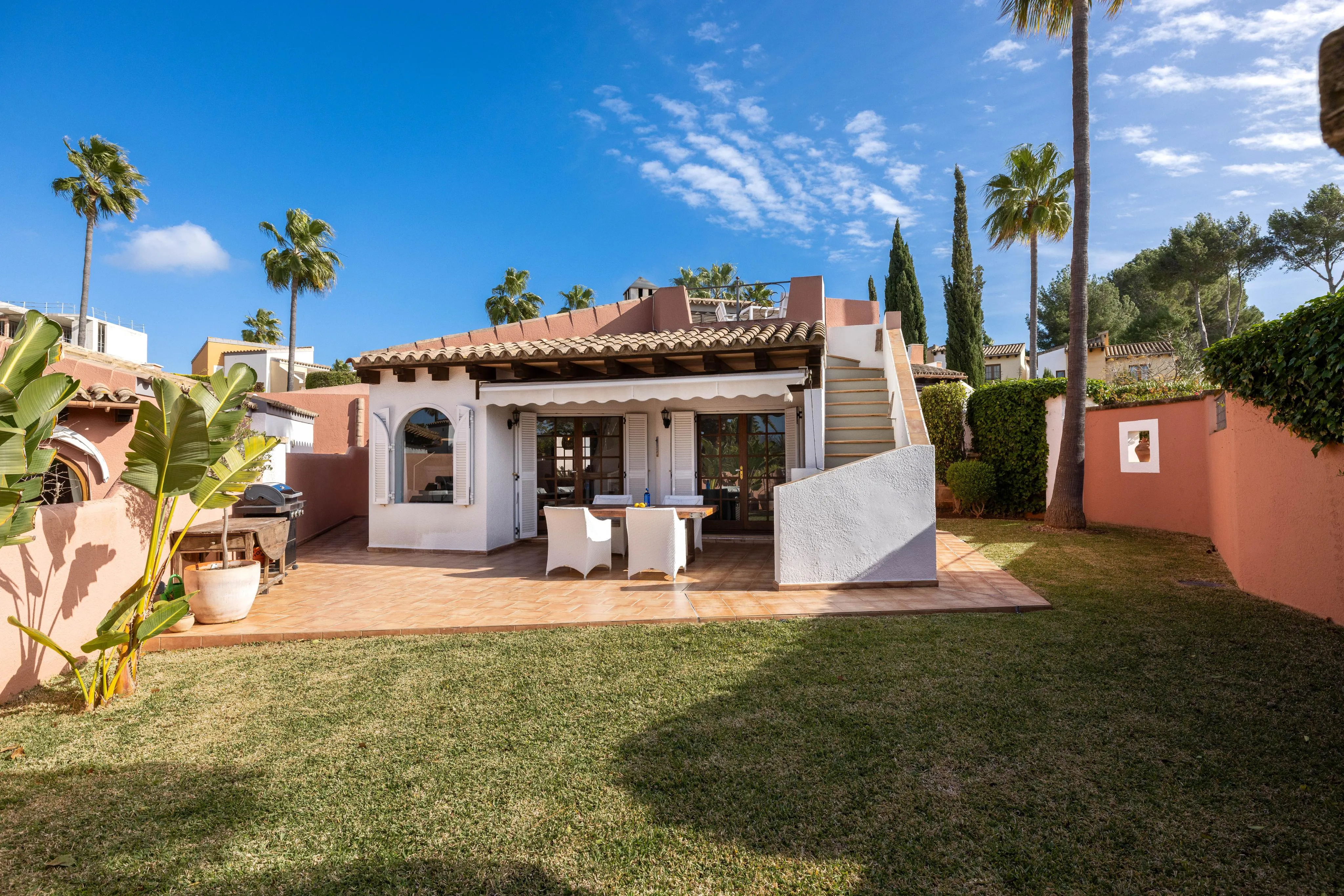 Finca in popular golf community-1