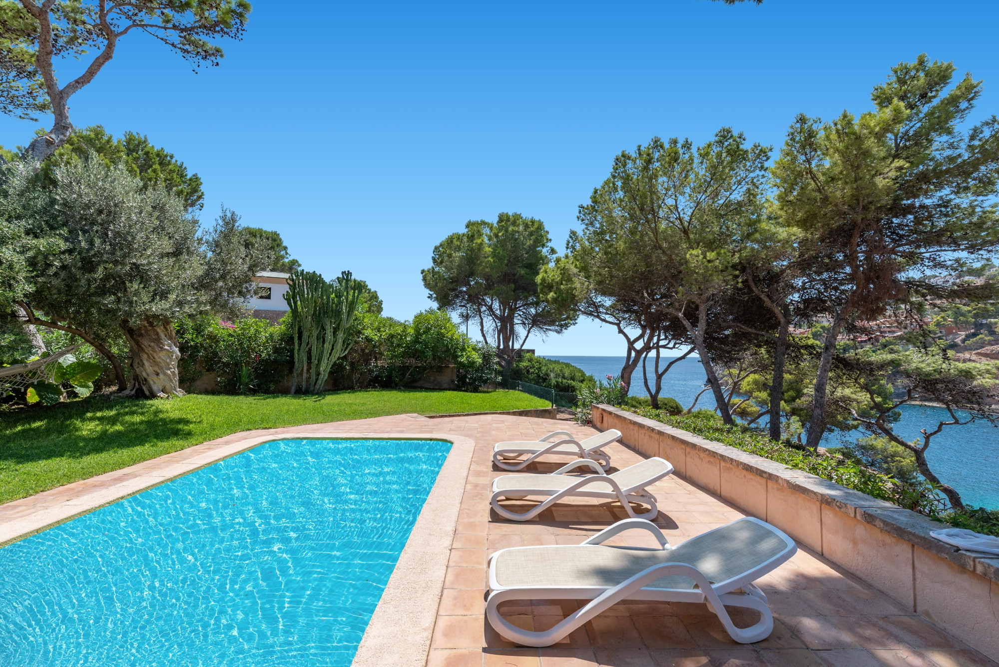 Short term rental: Charming Stone House with Pool a few steps away from the sea-3