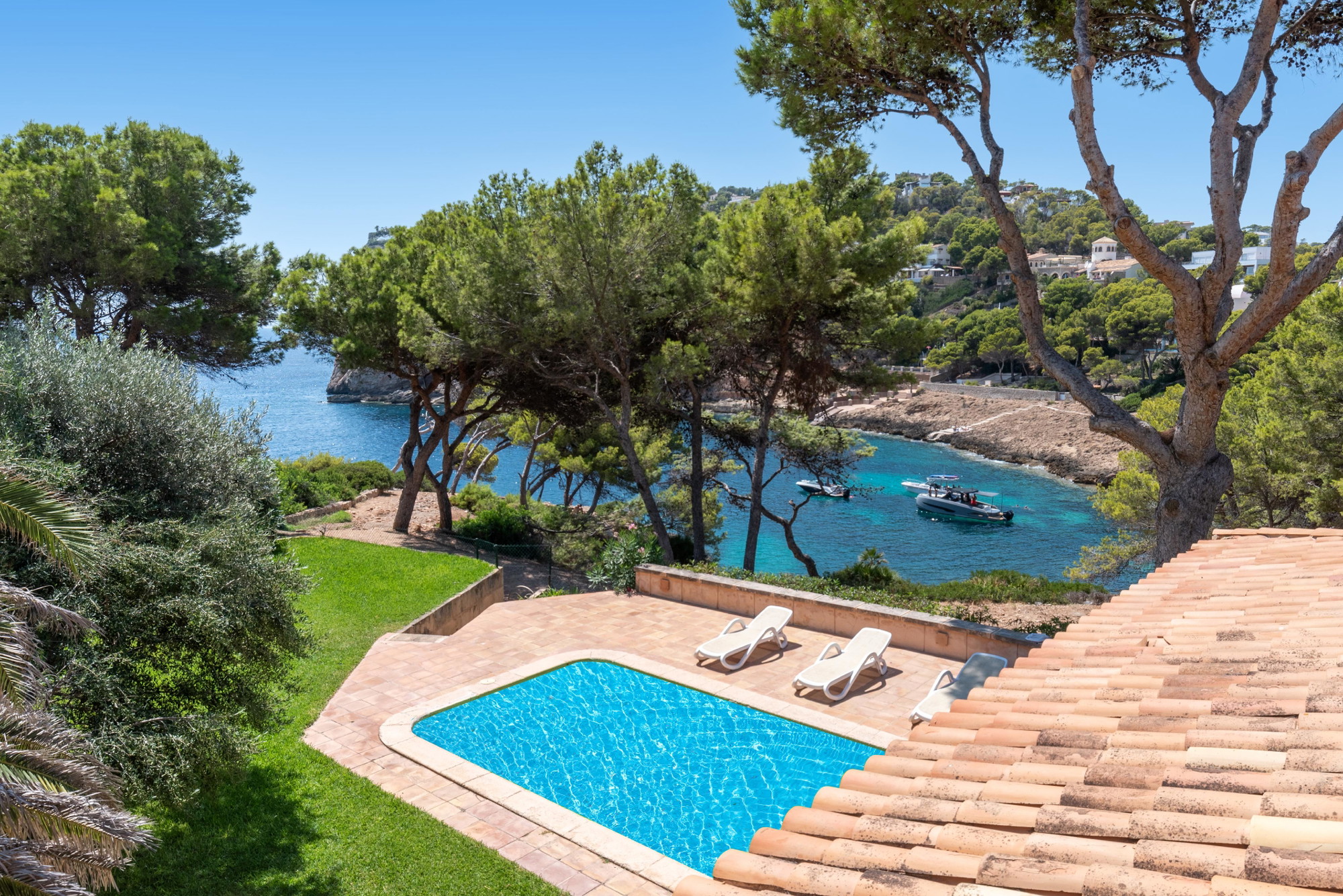 Short term rental: Charming Stone House with Pool a few steps away from the sea