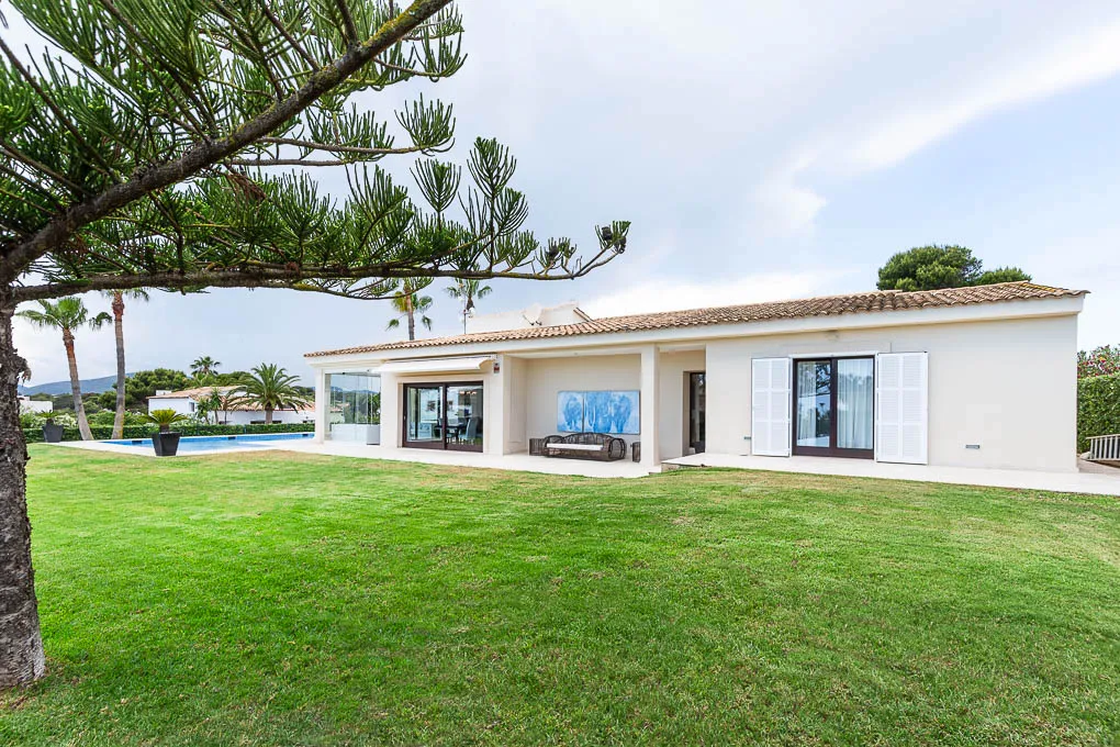 Elegant villa in a quiet area near the beach-13