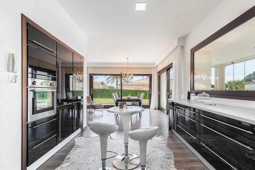 Elegant villa in a quiet area near the beach-5