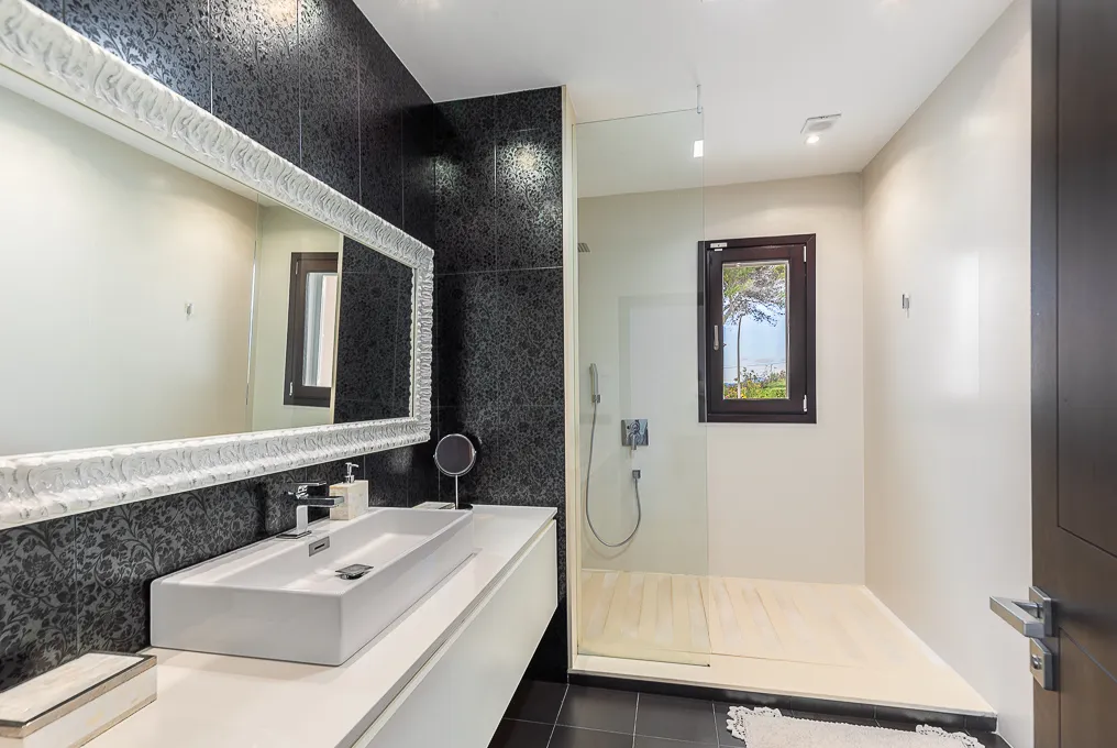 Elegant villa in a quiet area near the beach-11