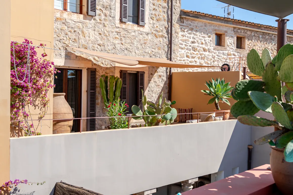 Стильный трехэтажный таунхаус с лифтом - Терраса на крыше с видом на замок - Патио с бассейном-11