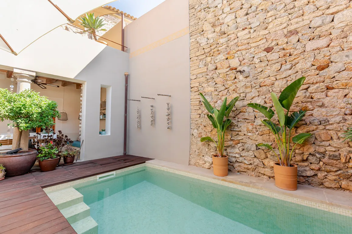 Стильный трехэтажный таунхаус с лифтом - Терраса на крыше с видом на замок - Патио с бассейном-1