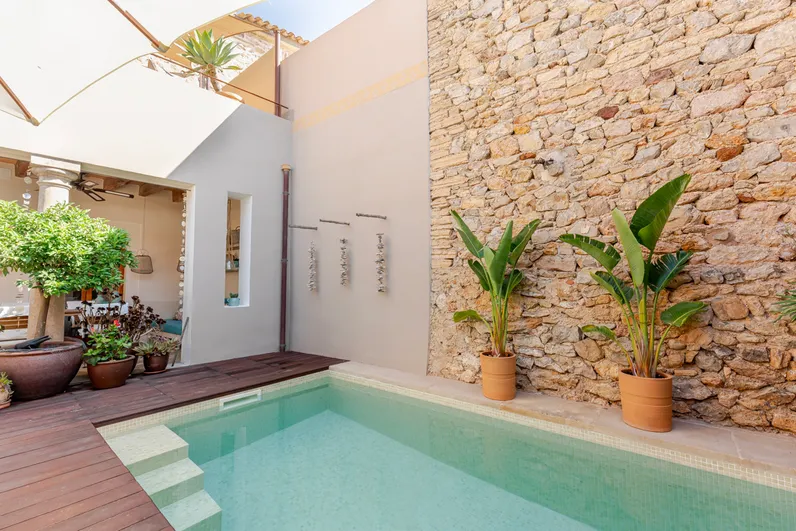 Elegante casa de pueblo de tres pisos - Terraza con vistas al castillo - Patio con piscina