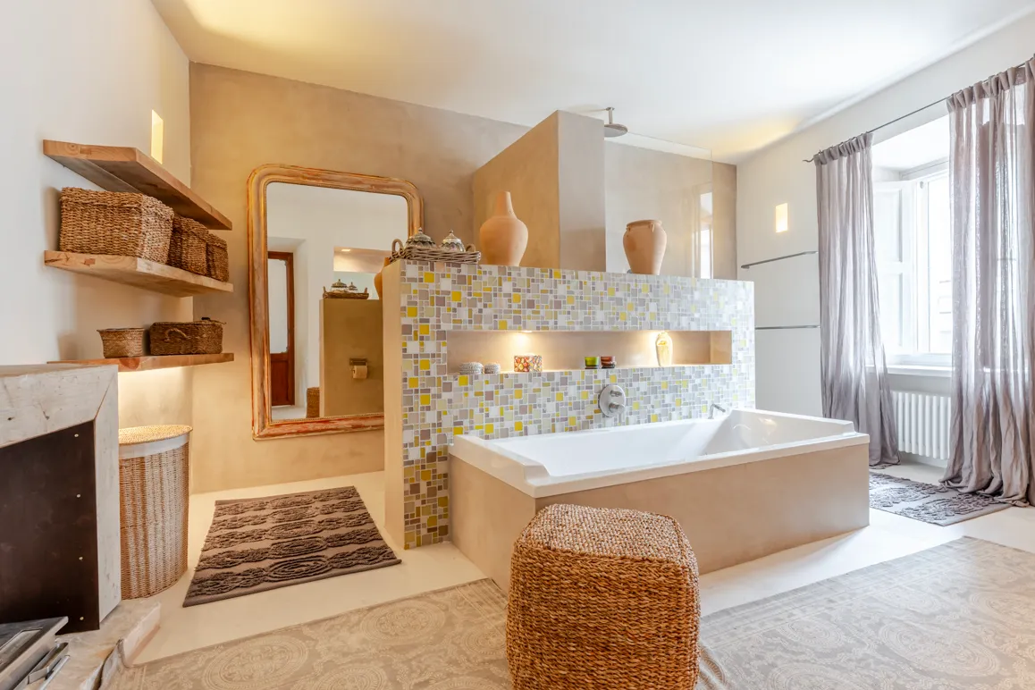 Стильный трехэтажный таунхаус с лифтом - Терраса на крыше с видом на замок - Патио с бассейном-9