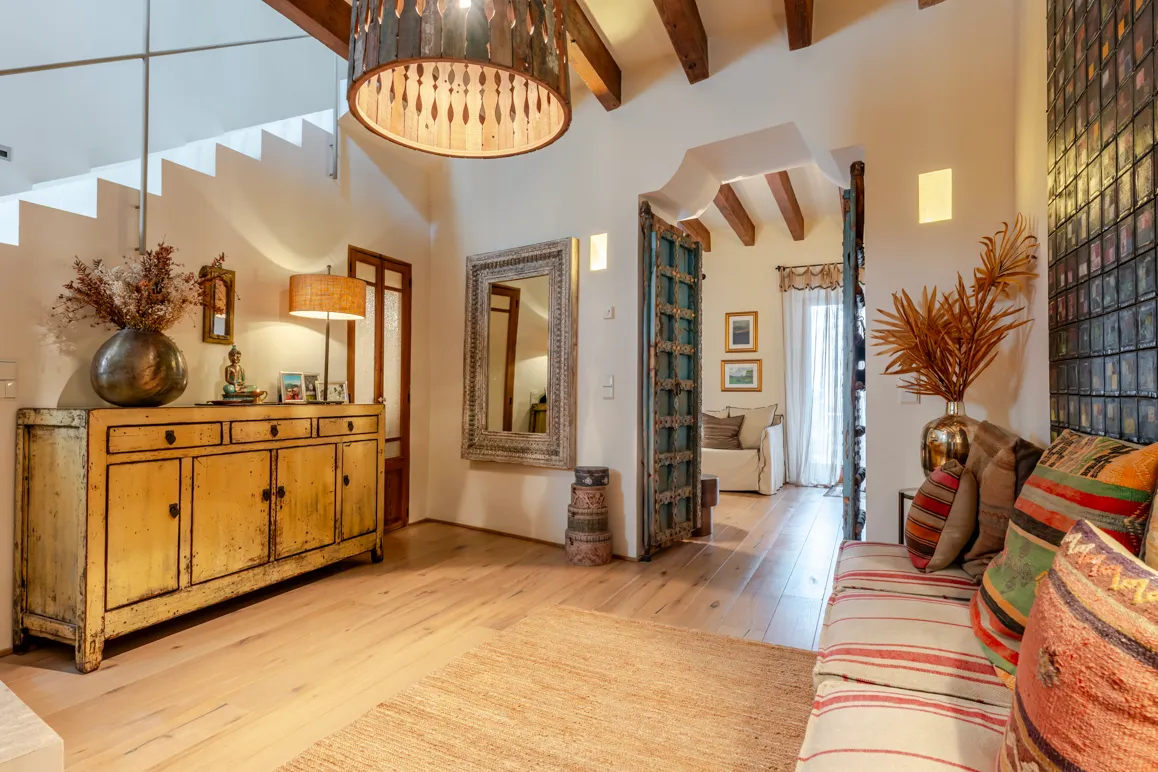 Стильный трехэтажный таунхаус с лифтом - Терраса на крыше с видом на замок - Патио с бассейном-7