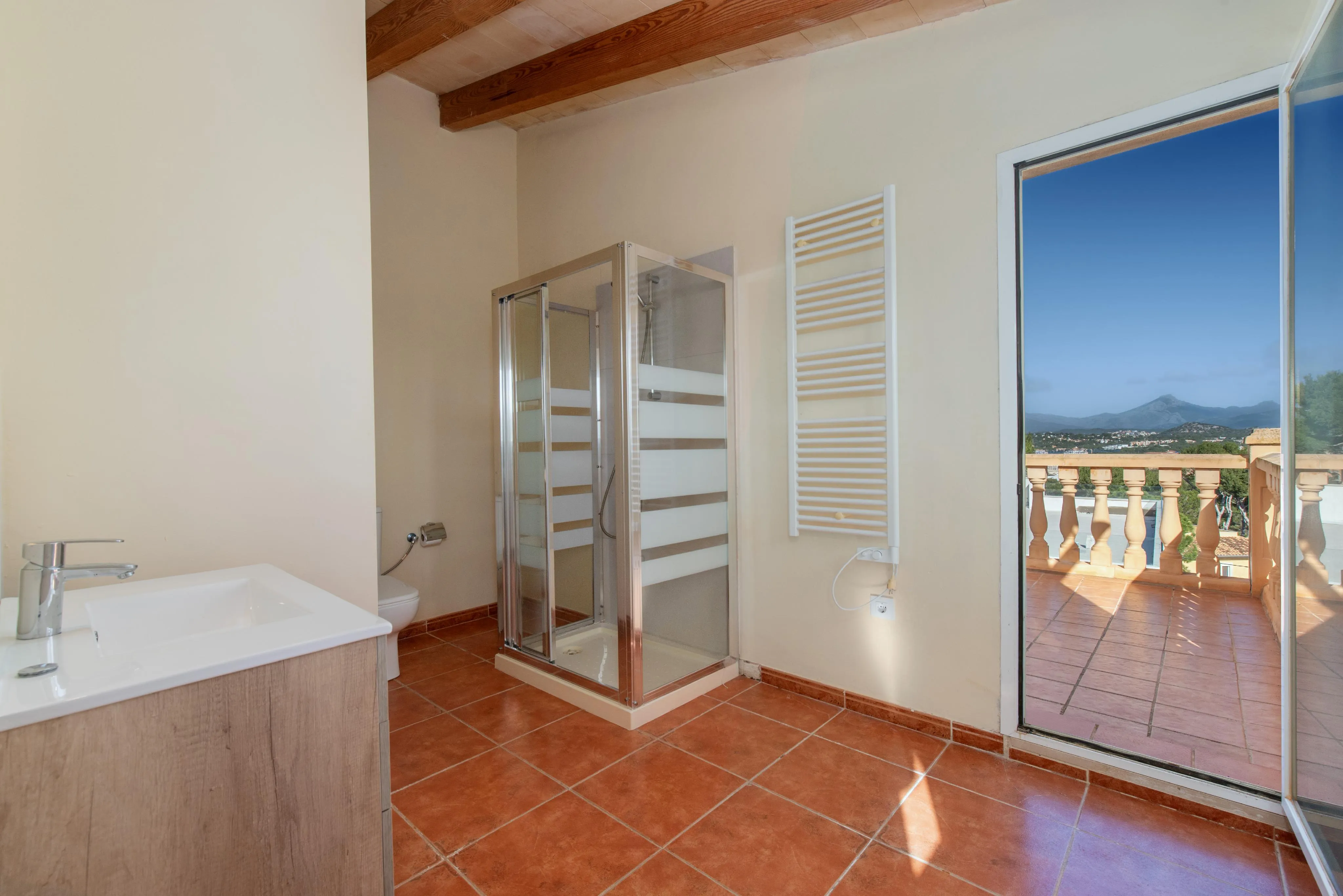 Vila panoràmica amb piscina en un entorn verd i tranquil-10