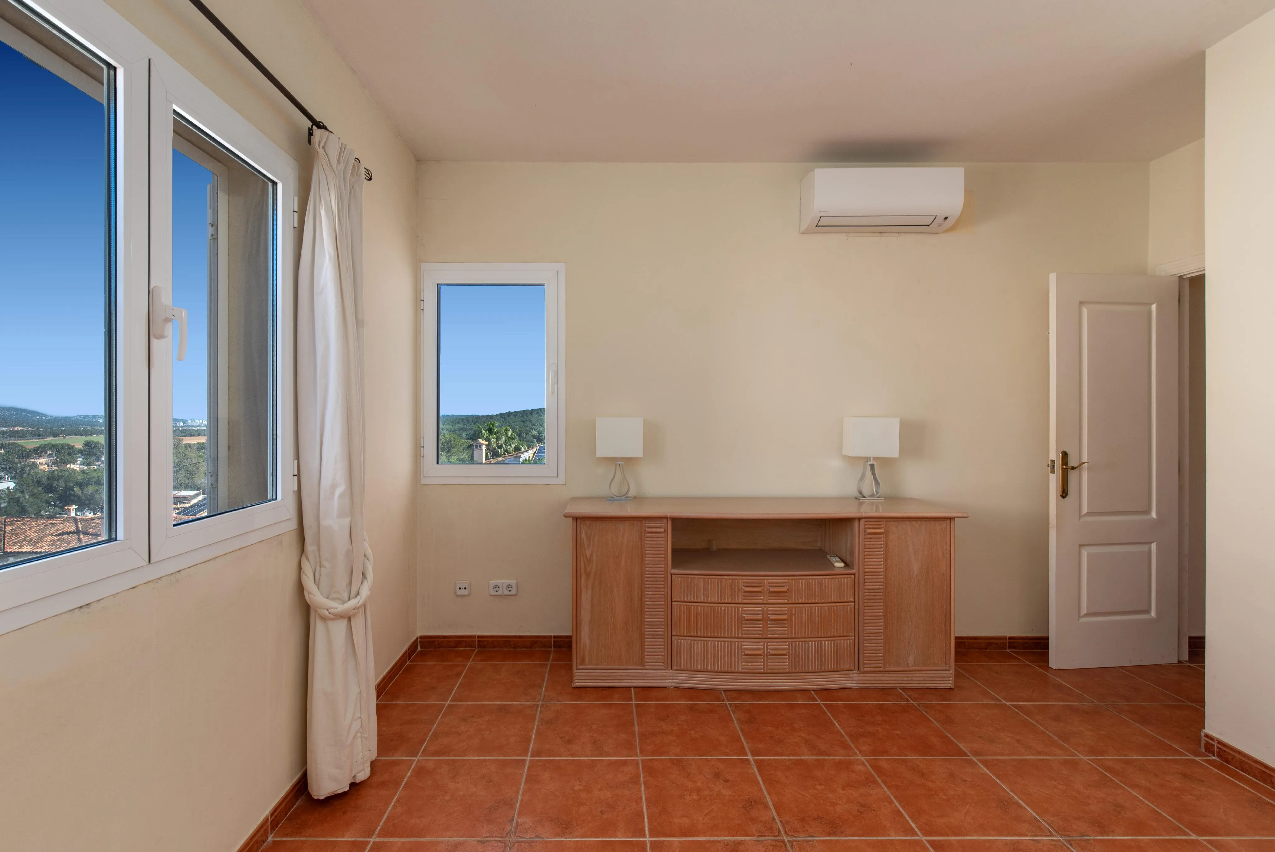 Vila panoràmica amb piscina en un entorn verd i tranquil-8