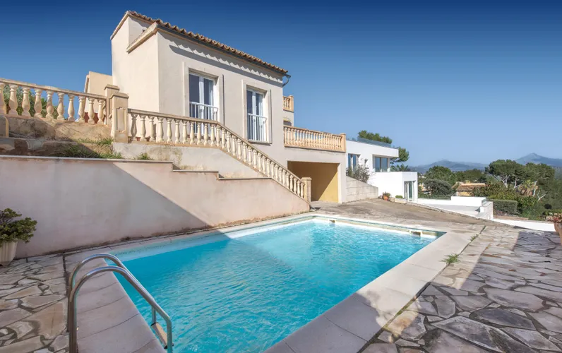 Villa panorámica con piscina en un entorno verde y tranquilo