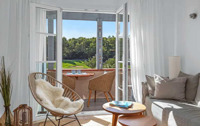 Elegancki apartament z 1 sypialnią i widokiem na zieleń i pole golfowe