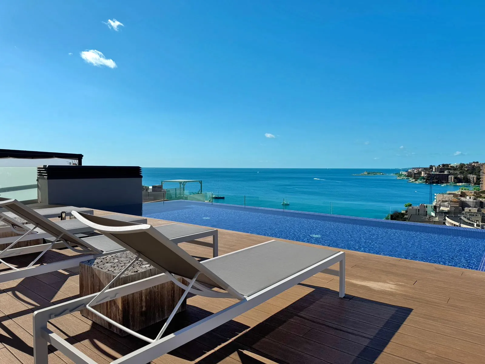 Un espectacular ático con vista al mar y oasis privado en la azotea-12