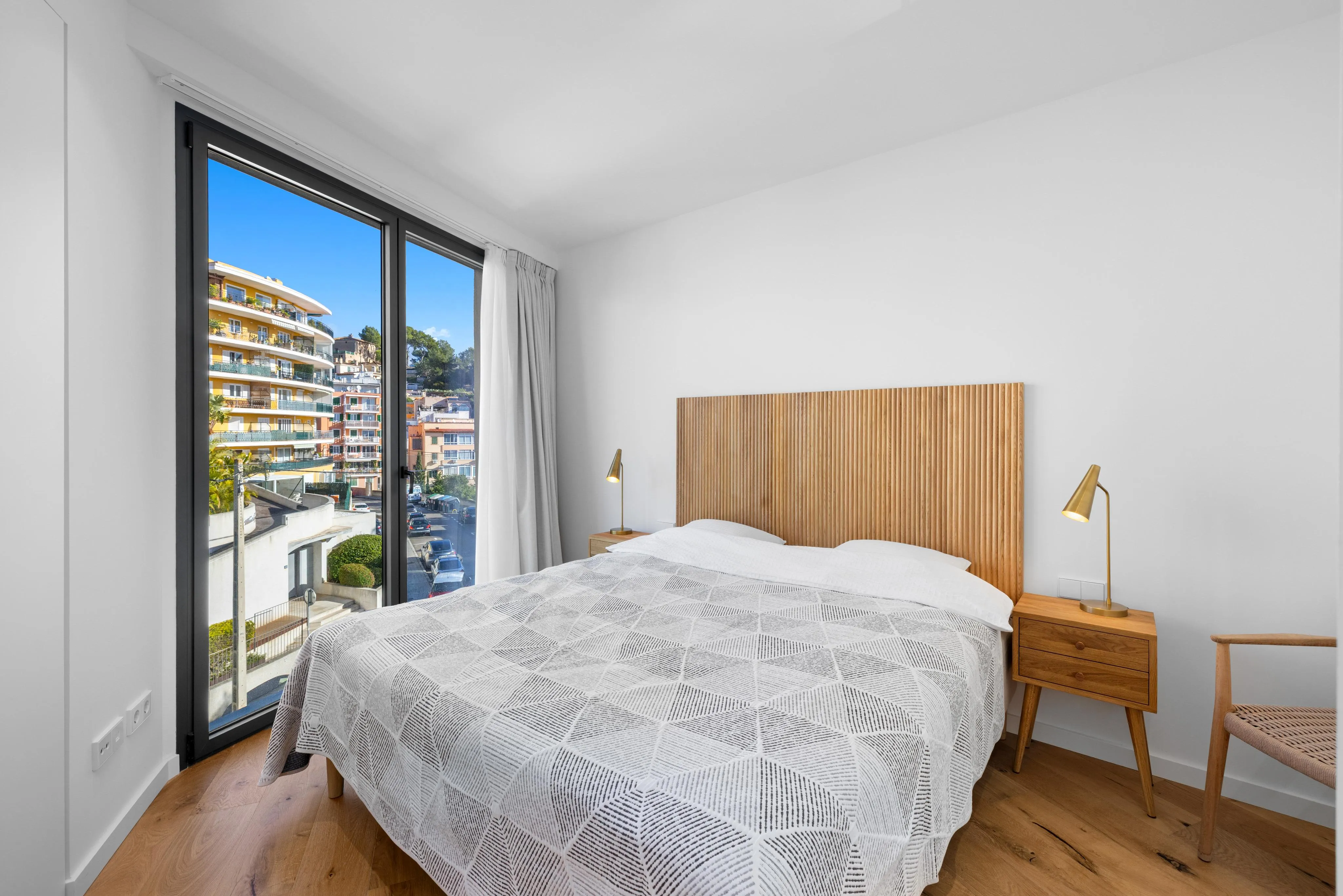 Un espectacular ático con vista al mar y oasis privado en la azotea-11