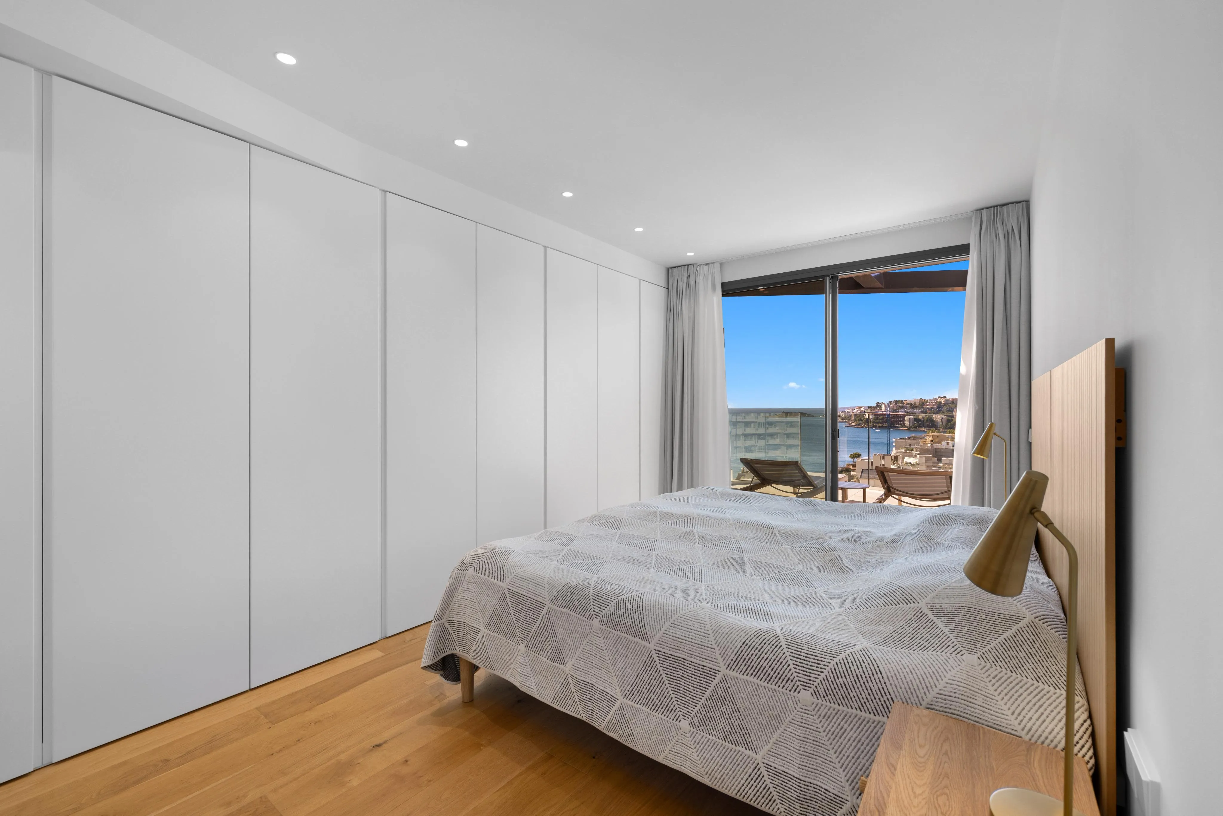 Een spectaculair penthouse met uitzicht op zee en een eigen dakterras-7