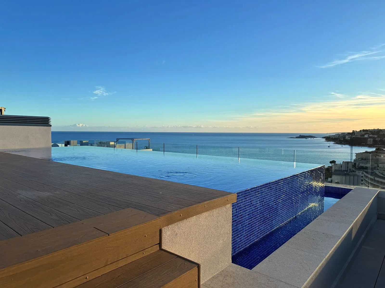Un espectacular ático con vista al mar y oasis privado en la azotea-1