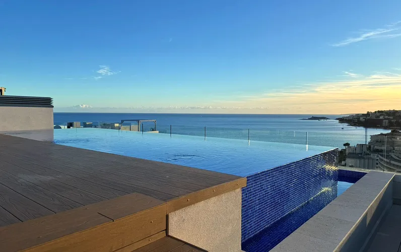 Un espectacular ático con vista al mar y oasis privado en la azotea