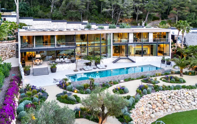 Современная дизайнерская вилла с панорамным видом в Сон Вида