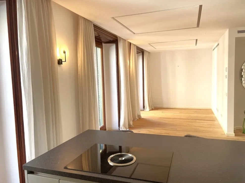 Charmerende lejlighed med elevator og balkon-3