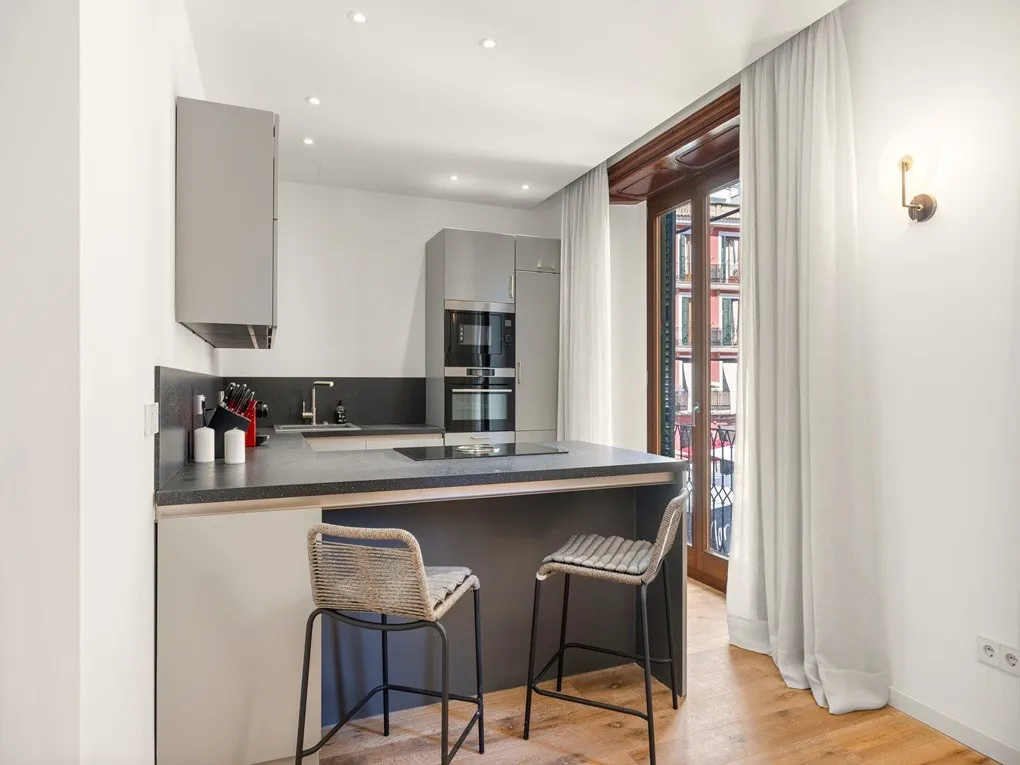 Charmerende lejlighed med elevator og balkon-4