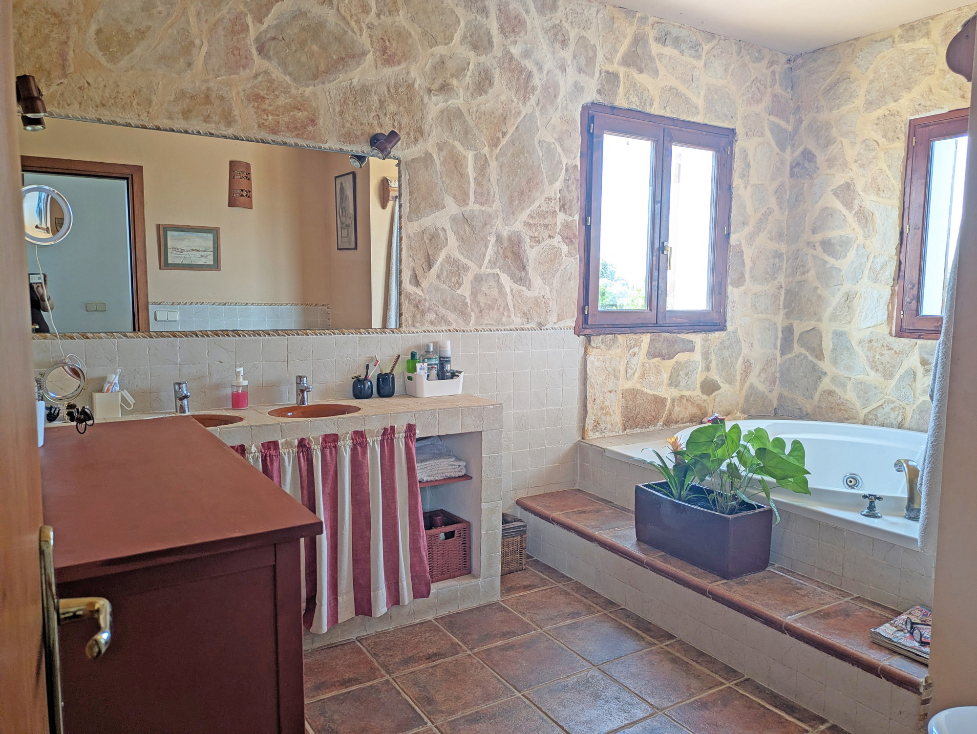Encantadora finca con piscina y amplio espacio exterior-12