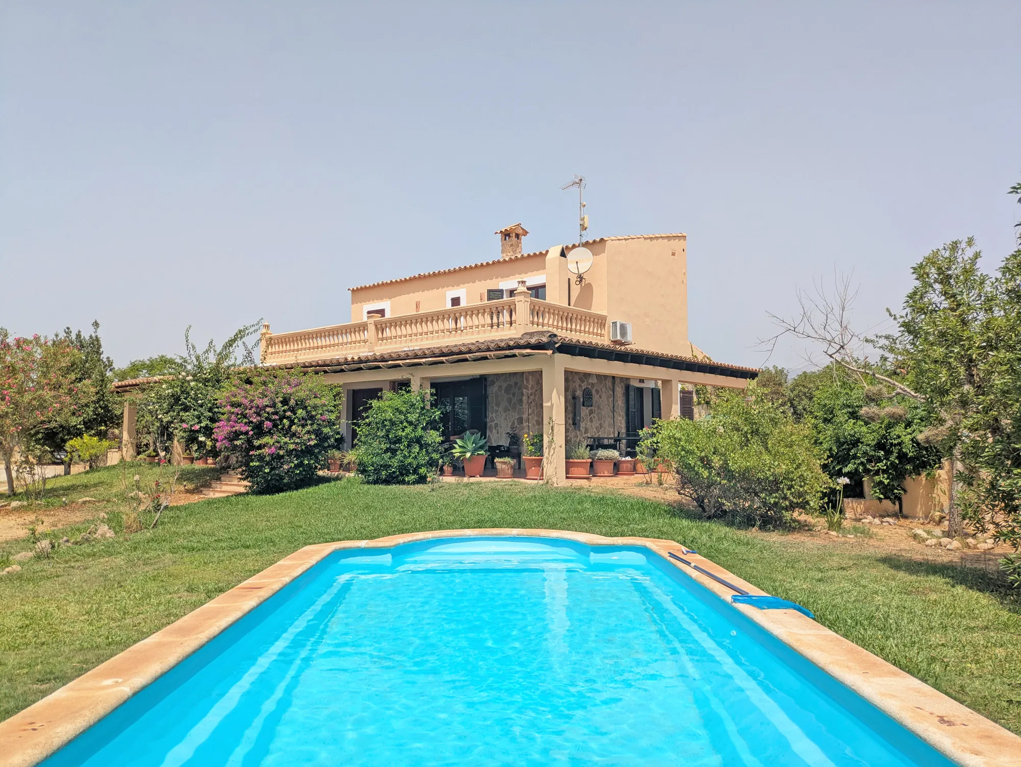 Encantadora finca con piscina y amplio espacio exterior-1