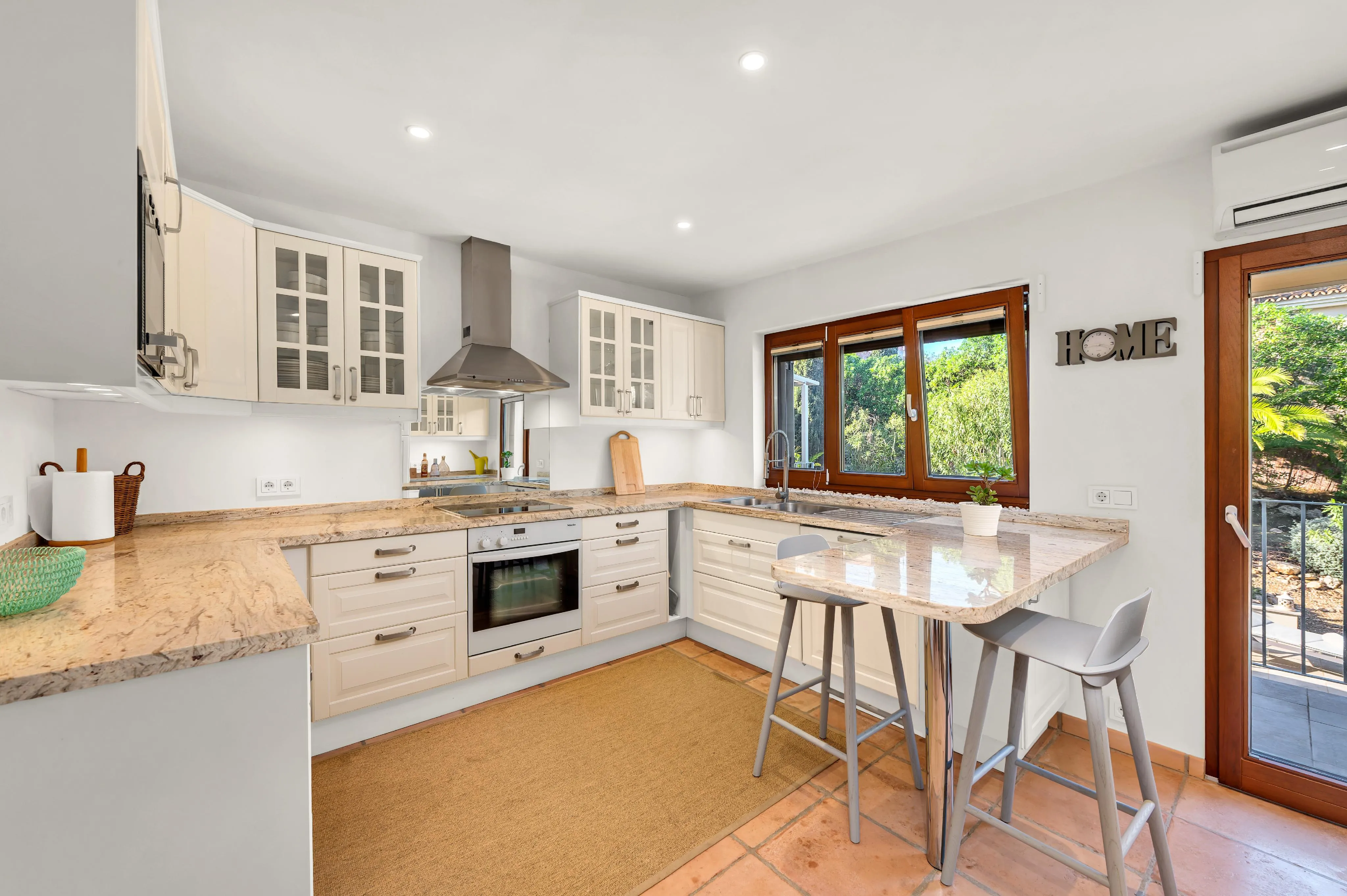 Well-maintained villa in an elegant residential area-7