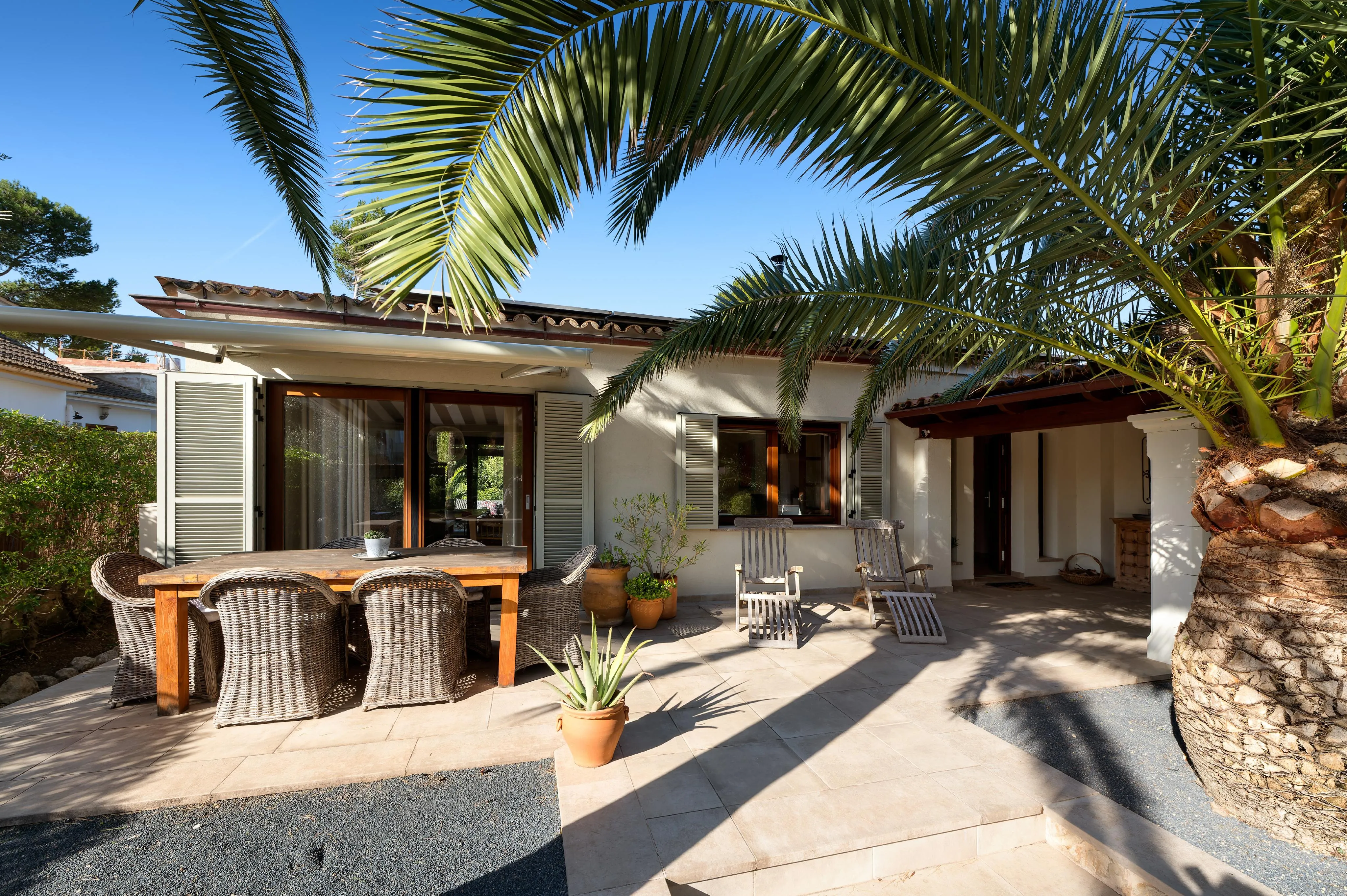 Well-maintained villa in an elegant residential area-11