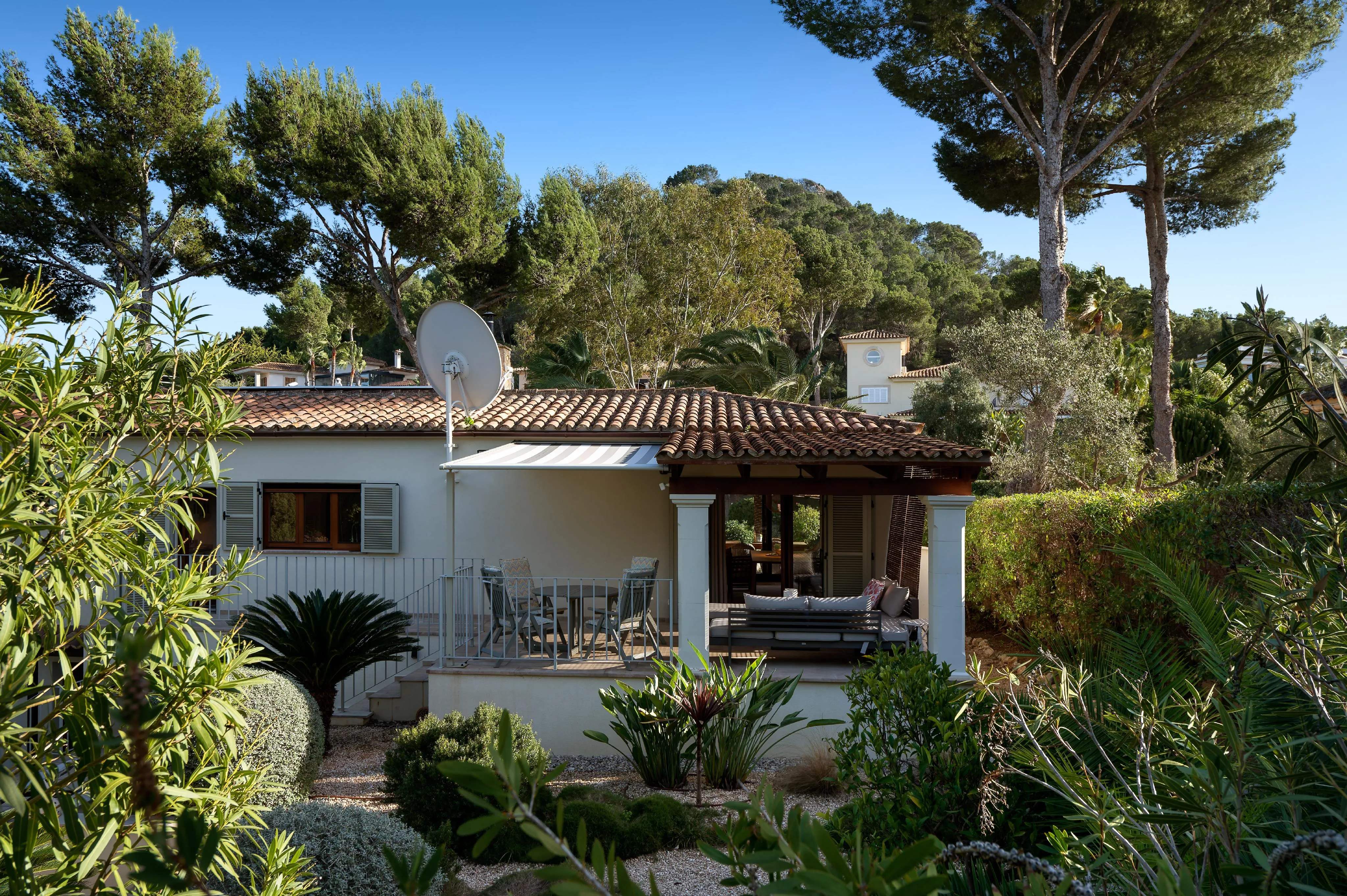 Well-maintained villa in an elegant residential area-16